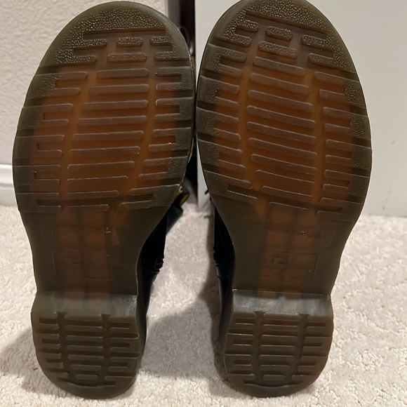 DR. MARTEN 14-eye Vonda Casual Boot! Roses and stems embroidered. Good condition - Picture 7 of 8